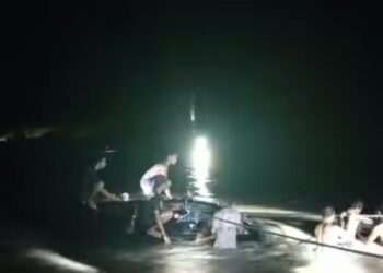 Detik-Detik Mencekam: Mobil Avanza Terhanyut Arus Kali Bobot di Werinama, Penumpang Termasuk Anak-Anak Berhasil Dievakuasi