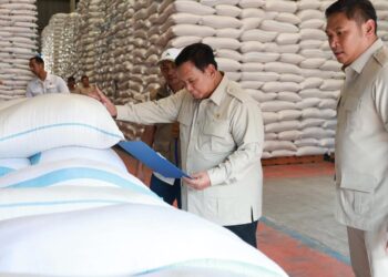 Prabowo Sidak Mendadak Gudang Bulog Magelang, Pastikan Stok Beras Aman dan Berkualitas