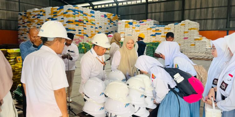 Intip Dapur Ketahanan Pangan, Siswa SMA Negeri 11 Ambon Belajar Langsung di Gudang Bulog
