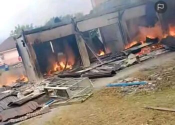 Si Jago Merah Lahap Pasar Piru, Api Membesar dari Satu Kios, Sejumlah Bangunan Hangus