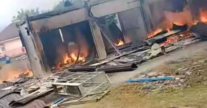 Si Jago Merah Lahap Pasar Piru, Api Membesar dari Satu Kios, Sejumlah Bangunan Hangus