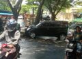 Avanza Oleng di Depan Kampus Unpatti, Sopir Luka-luka Dilarikan ke RS Leimena 