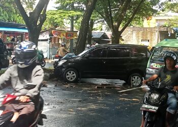 Avanza Oleng di Depan Kampus Unpatti, Sopir Luka-luka Dilarikan ke RS Leimena 