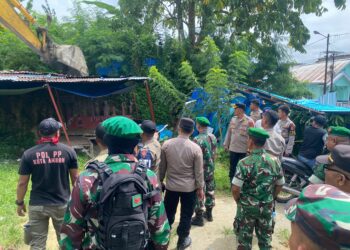 Aparat Gabungan Redam Ketegangan Saat Penertiban 15 Kios Ilegal di Kelurahan Tihu