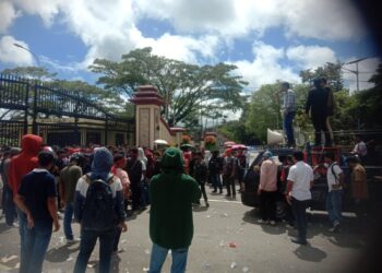Tuntut keadilan untuk Abdullah Mahu, pemuda Manipa gelar aksi damai di depan Polda Maluku