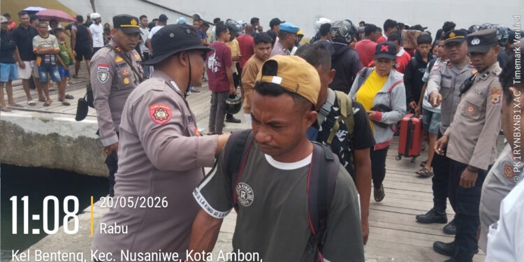 Antisipasi Peredaran Miras Ilegal, Polsek KPYS Perketat Razia Penumpang Kapal di Pelabuhan Siwabessy Ambon