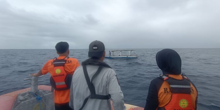 Mesin Longboat Rusak di Perairan Pulau Baer, Dua Nelayan Tual Berhasil Dievakuasi Basarnas dalam Keadaan Selamat