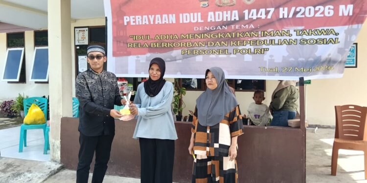 Semangat Berbagi Idul Adha, Polres Tual Salurkan 200 Paket Kurban kepada Warga