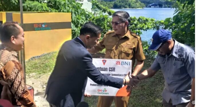 Dukung Ambon Bersih, BNI Cabang Ambon Serahkan 10 Unit TPS kepada Pemkot