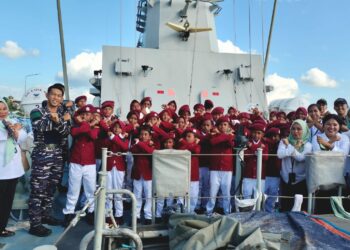 Puluhan Siswa SRT 74 Tual Kunjungi KRI Kapak, Perluas Wawasan Kemaritiman dan Tanamkan Nilai Disiplin